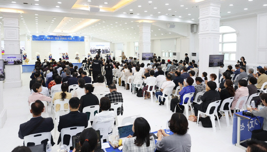 1. 21일 경기도 하남시 신천지 강동교회에서 신천지 요한지파 주최로 위너스클럽 한마음 축제가 열린 가운데, 참석자들이 특별 공연을 보고 있다.<신천지 요한지파 제공>
